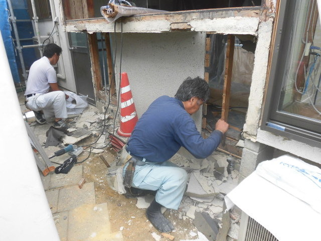 泉北郡忠岡町でキッチンの」窓と壁改修中