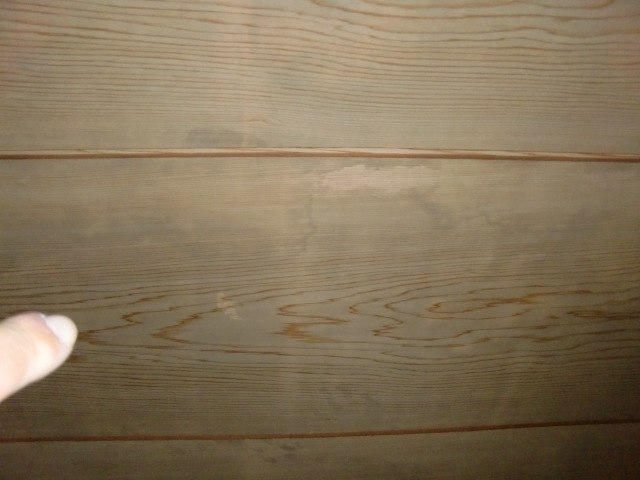 岸和田市の二階の天井に雨染みがあります！