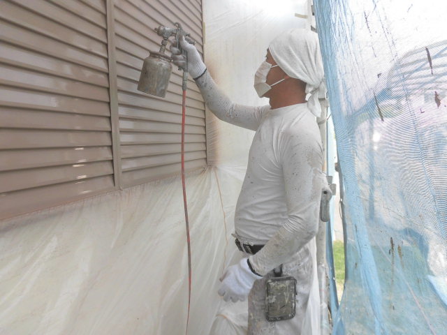 泉北郡忠岡町の外壁塗装の付帯部塗装/雨戸吹付塗装