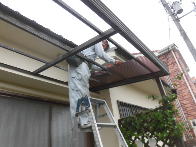 泉北郡忠岡町のサイクルポートの波板張替中
