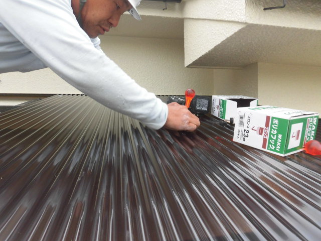 泉北郡忠岡町のサイクルポートの波板張替中/ポリカフックで留めます