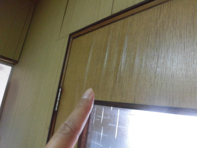 岸和田市のトイレの建具に濡れた跡