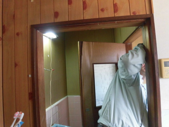 岸和田市下野町のトイレの中の雨漏り調査中