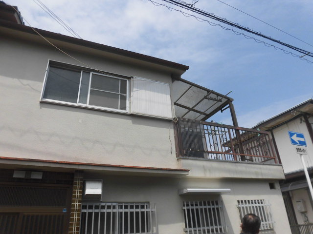 岸和田市下野町のトイレの中の雨漏り調査中