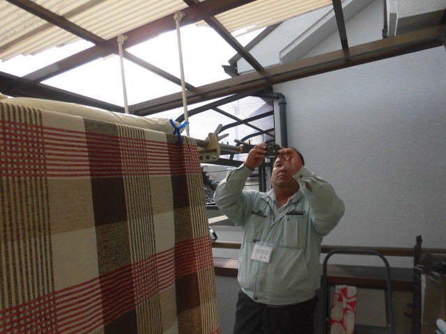 岸和田市八阪町のベランダの割れた波板