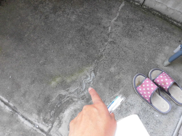 岸和田市八阪町のベランダ床の亀裂
