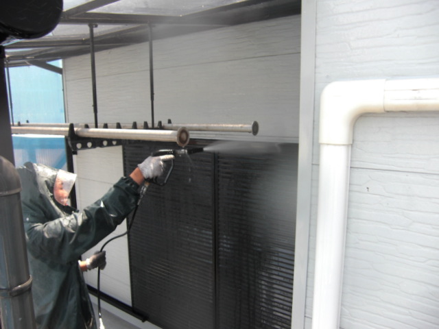 岸和田市三田町の雨戸洗浄