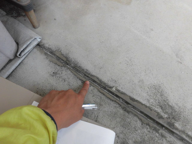 岸和田市八阪町のベランダ床の亀裂