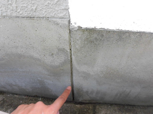 岸和田市八阪町のベランダの立ち上がり部の亀裂