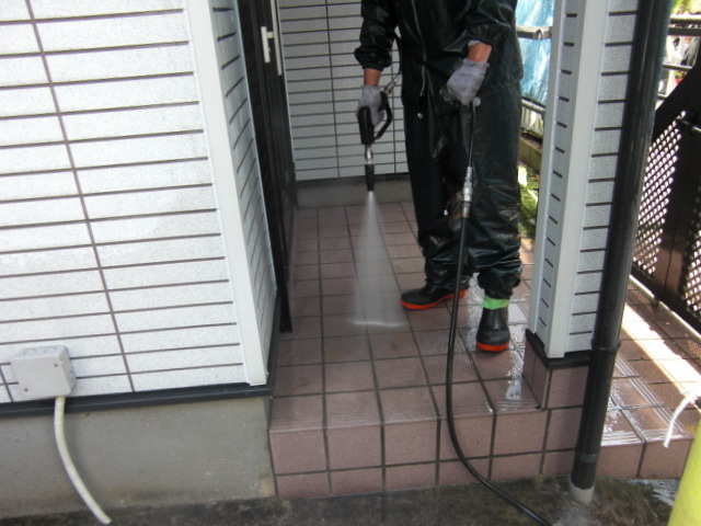 岸和田市三田町の玄関タイル洗浄