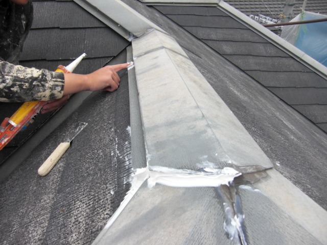 岸和田市三田町の棟板金をコーキング修理