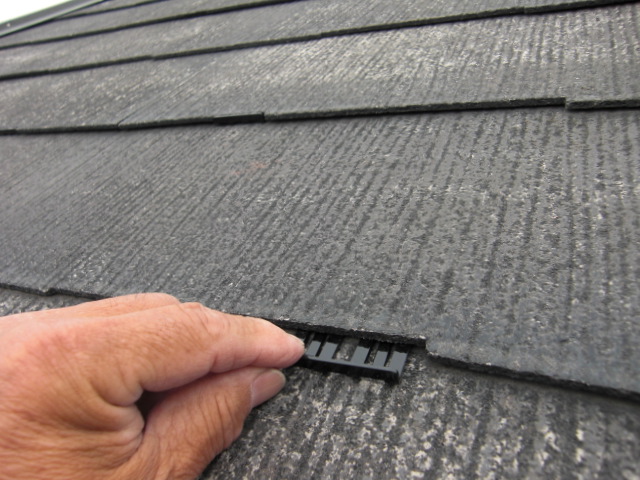岸和田市三田町のスレート瓦にタスペーサー挿入
