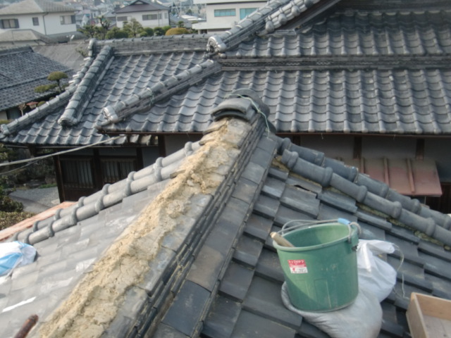 和泉市の棟の動いている瓦をめくります