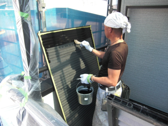 岸和田市三田町の雨戸塗装中