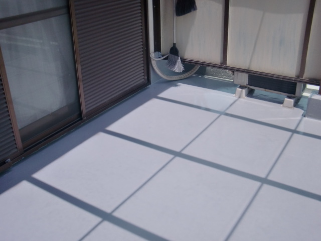 岸和田市の雨漏り修理に伴うベランダ防水完了