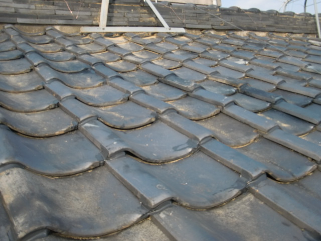 岸和田市の瓦をコーキングで固定