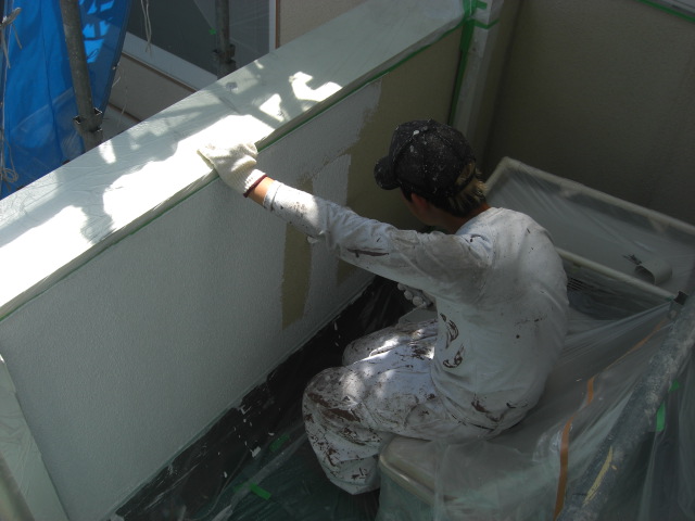 貝塚市半田のベランダを下塗り