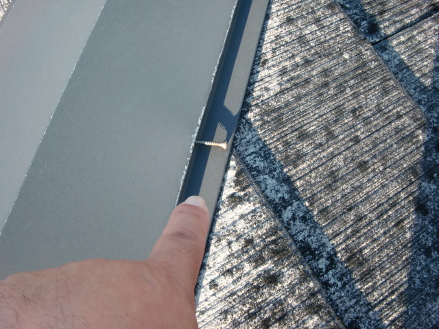 和泉市の板金の釘が抜けかかっています