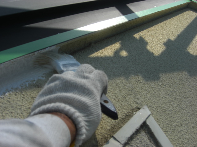 貝塚市半田のケラバを刷毛で塗装