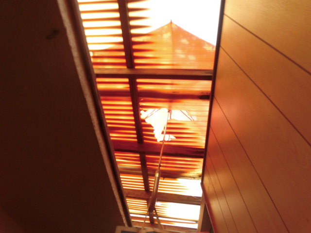 岸和田市春木の割れた波板を傘で補修