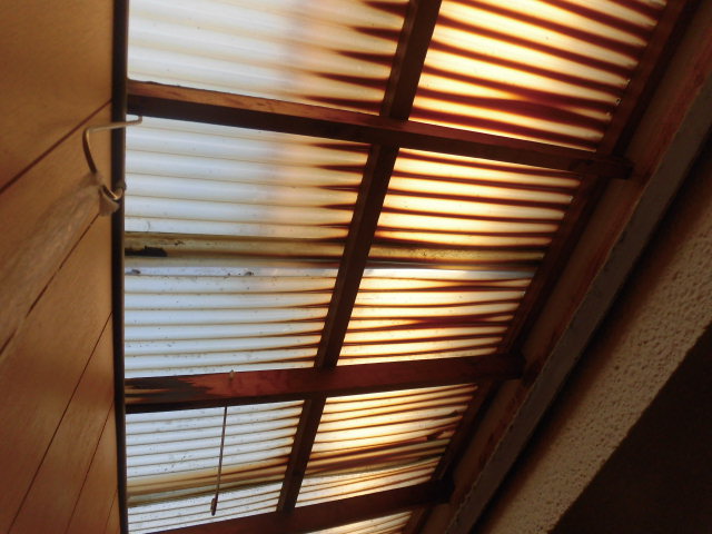 岸和田市春木の変色した波板