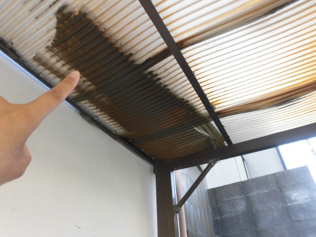 岸和田市春木の割れた波板