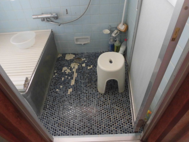 岸和田市春木の浴室の割れたタイル