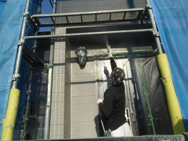 岸和田市西之内町の外壁下塗り