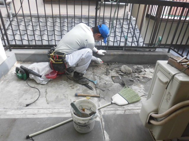 岸和田市土生町の既存防水塗膜撤去中