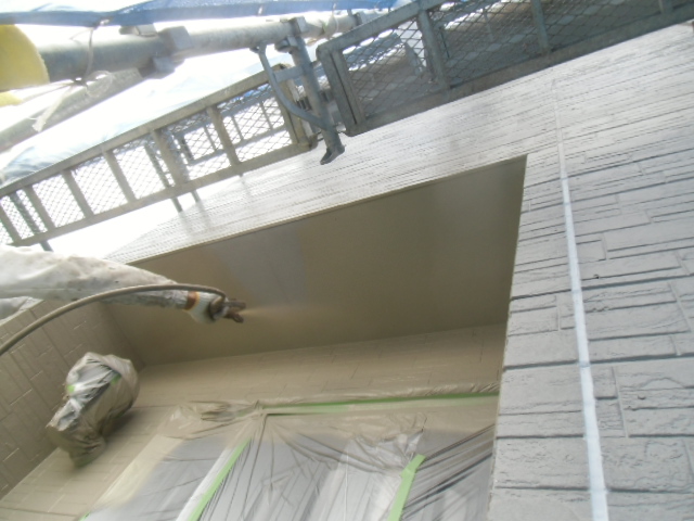 岸和田市西之内町の外壁中塗り