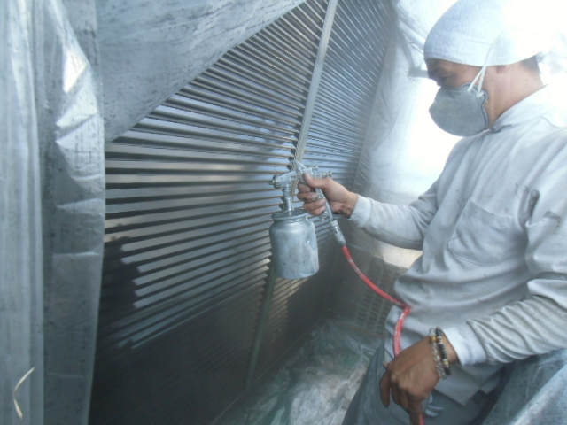 岸和田市西之内町の雨戸吹付塗装