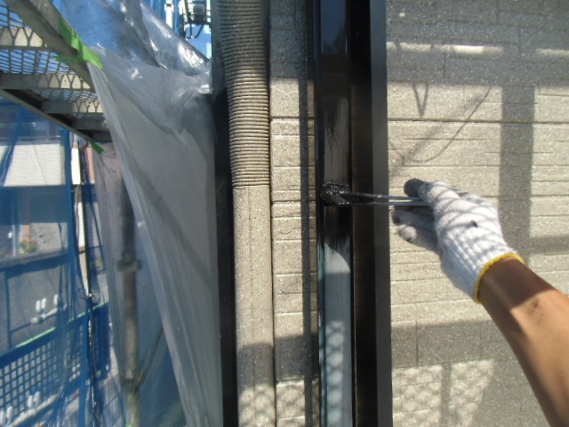 岸和田市西之内町の雨戸のレール塗装