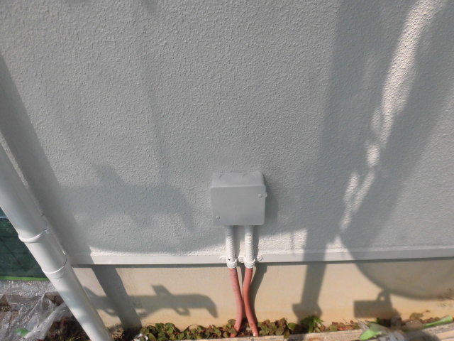 貝塚市半田の電気の配線カバー塗装