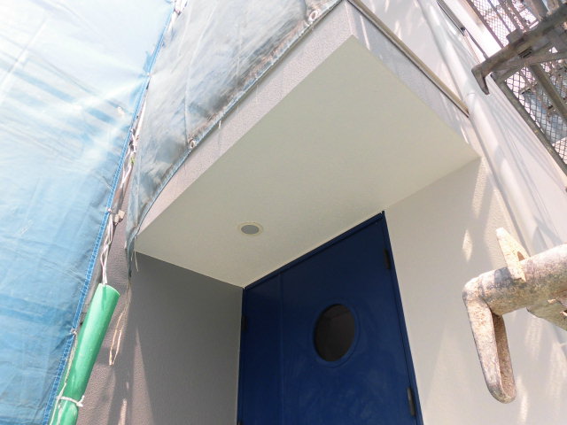 貝塚市半田の玄関庇塗装