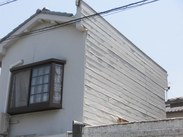岸和田市上松町の劣化した外壁パネル