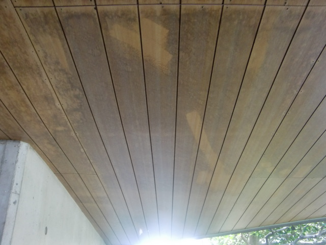 岸和田市土生町の玄関庇の黒ずんだ天井板現況