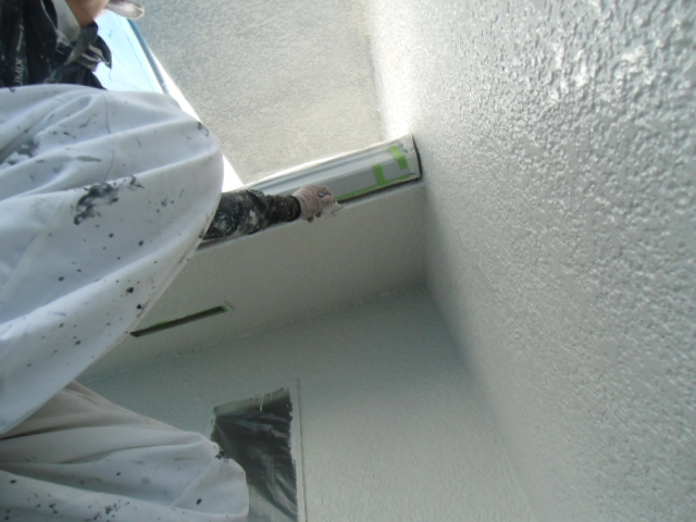 岸和田市岡山町の雨樋の隙間も塗装