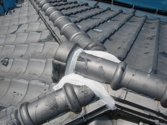 泉大津市の鬼瓦取り合い部漆喰詰め直し