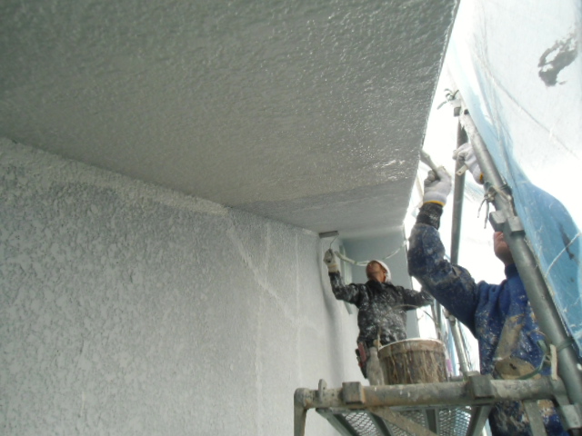 岸和田市岡山町の外壁中塗り