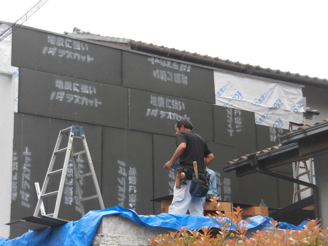 岸和田市上松町の外壁にラスカット設置