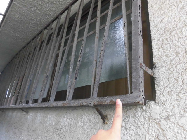 岸和田s吉井町の錆ついた面格子