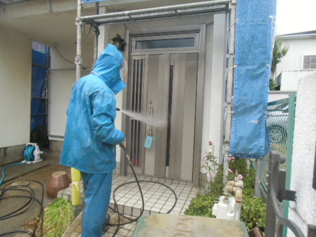 岸和田市春木本町の玄関ドア洗浄中