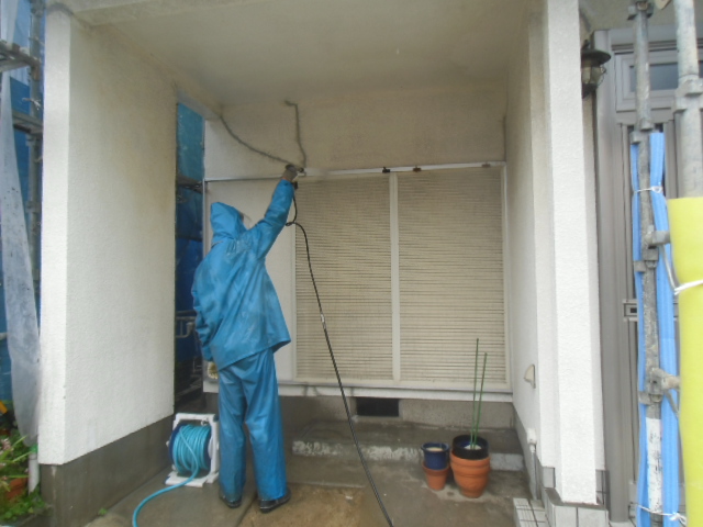 岸和田市春木本町の車庫の壁洗浄中