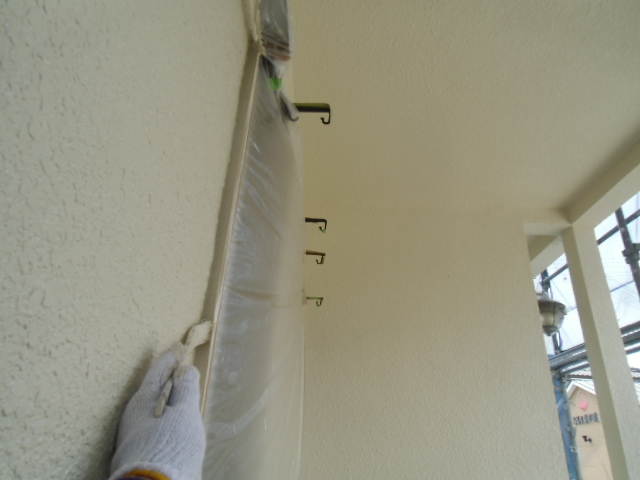 岸和田市春木本町でサッシ回りは刷毛で塗装