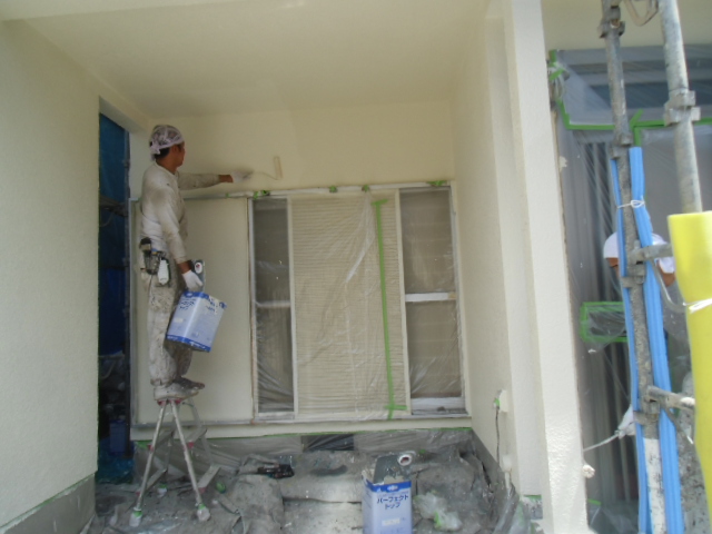 岸和田市春木本町で車庫の壁もきれいに上塗り