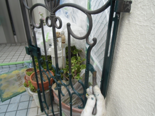 岸和田市春木本町で門扉の塗装