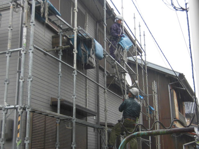 和泉市の塗装で使用する足場の設置
