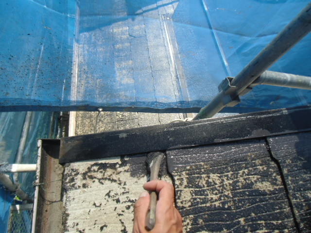 岸和田市摩湯町で取り合いなどは刷毛で塗装