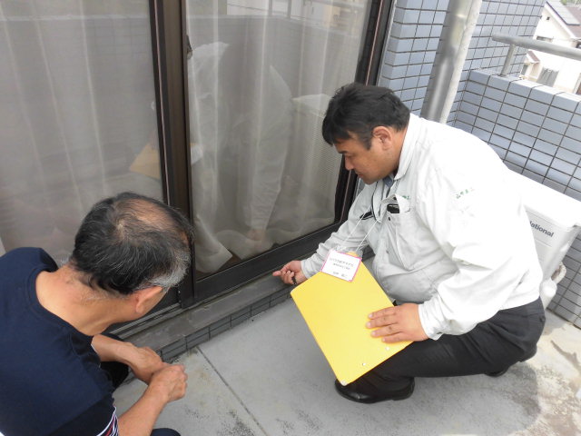 貝塚市石才の雨漏り調査の報告中