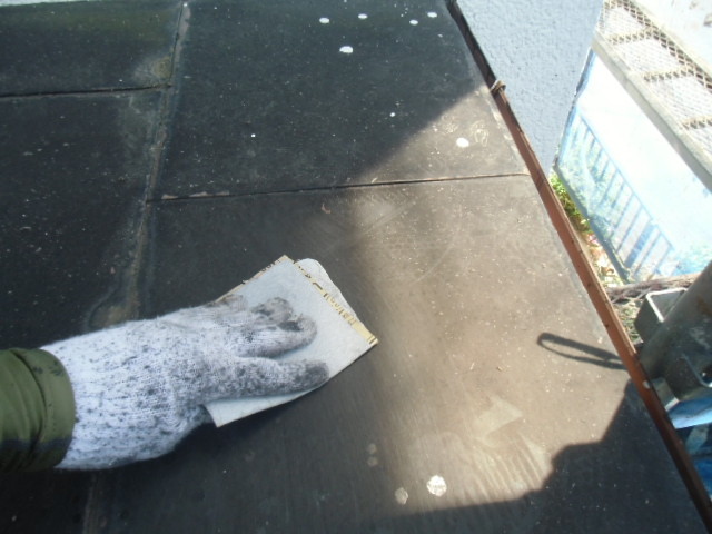 岸和田市摩湯町の玄関庇の天井の汚れ落とし